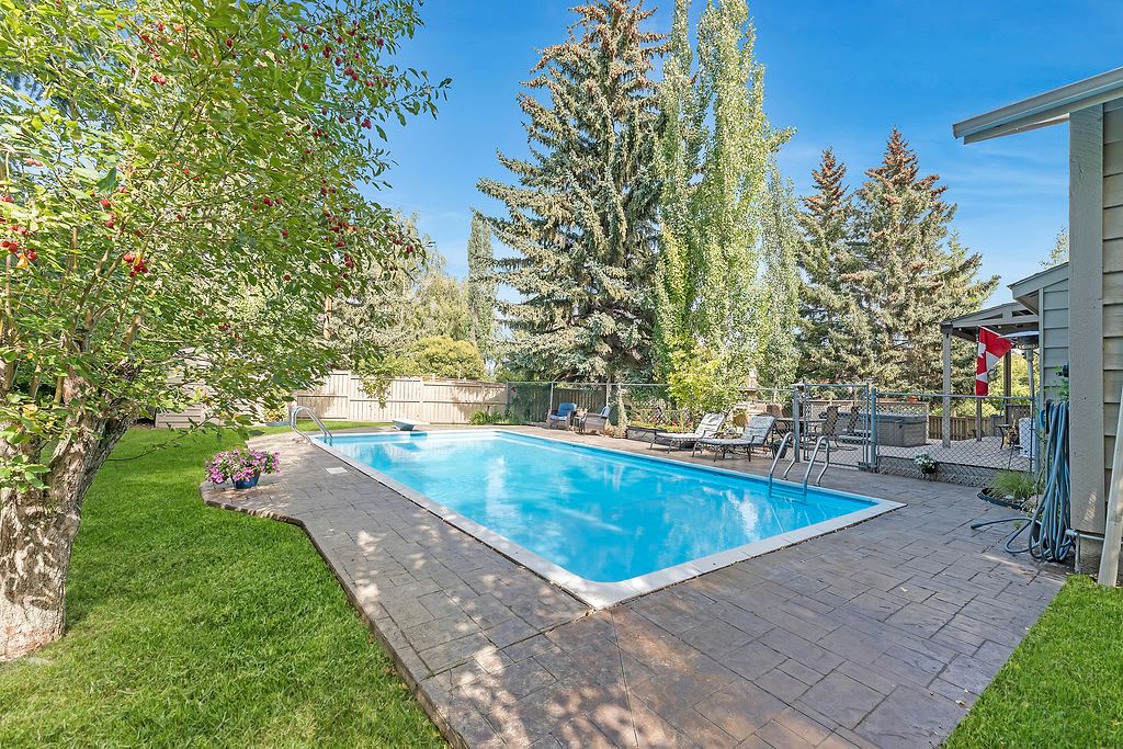 New property listed in Oakridge, Calgary